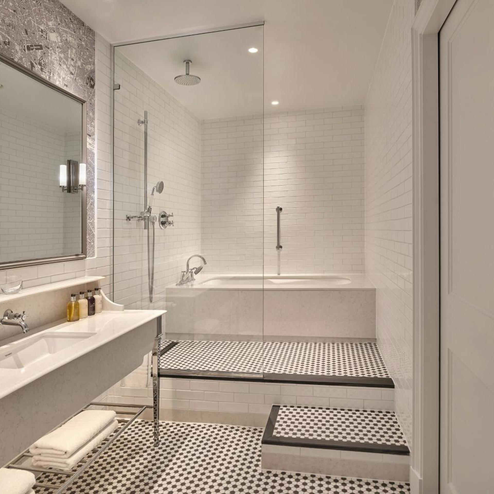 Bank, Suite, King Bed, Balcony, Club Lounge Access, South Wing، London Marriott County Hall 9/10