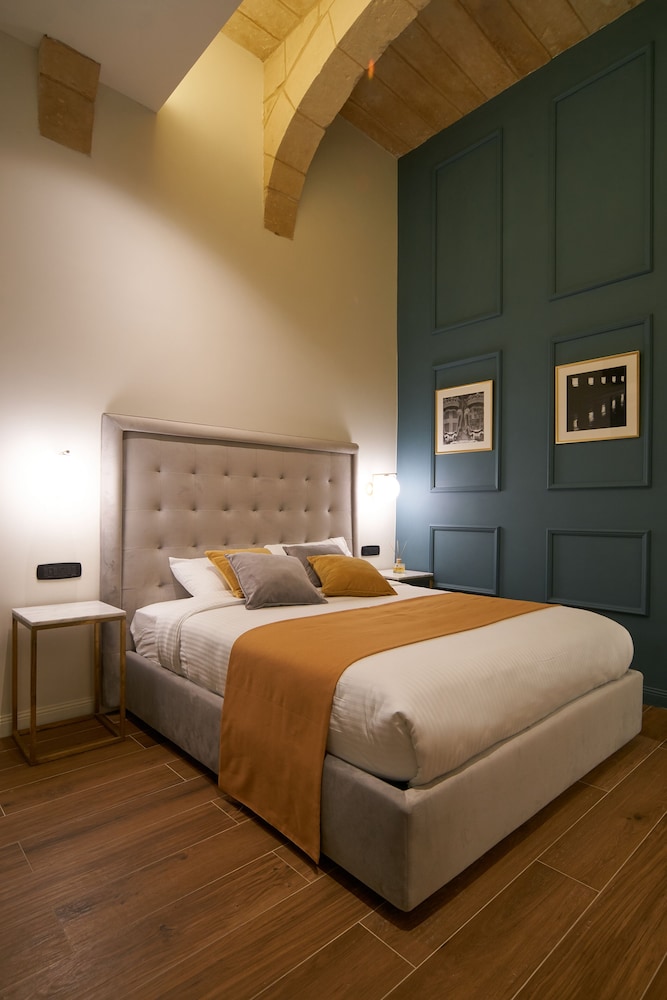 DELUXE, DOUBLE BED, ACCESSIBLE