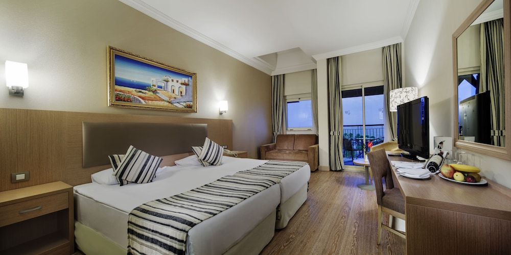 STANDARD, PARTIAL SEA VIEW
