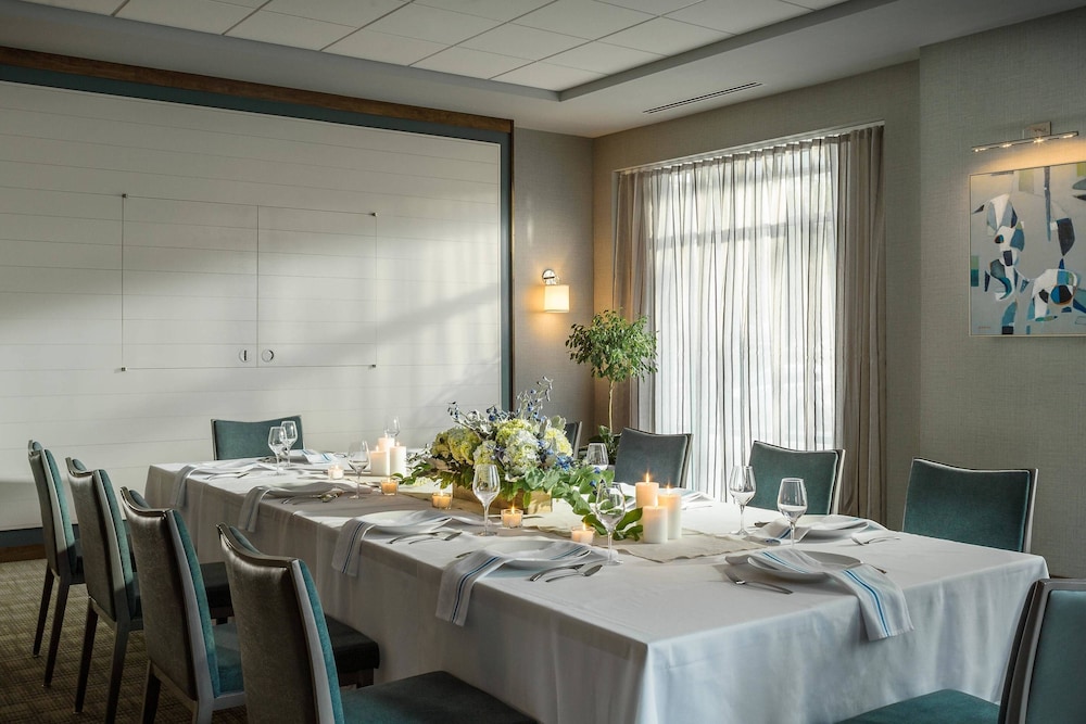 Courtyard Marriott Burlington Harbor 38/48