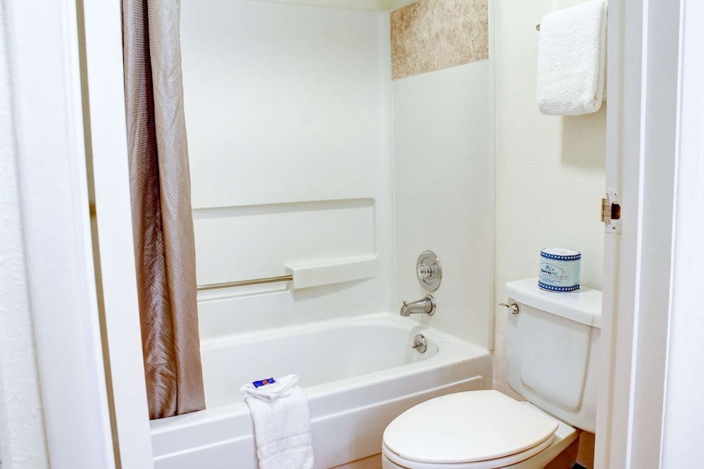 غرفة قياسية بسرير كينج لذوي الإعاقة، Motel6 Bishop, CA 7/8