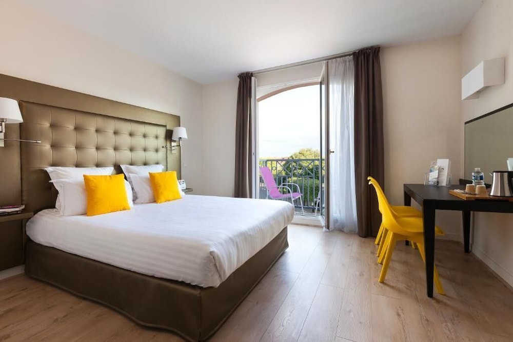 Standard, Queen Bed, Kitchenette