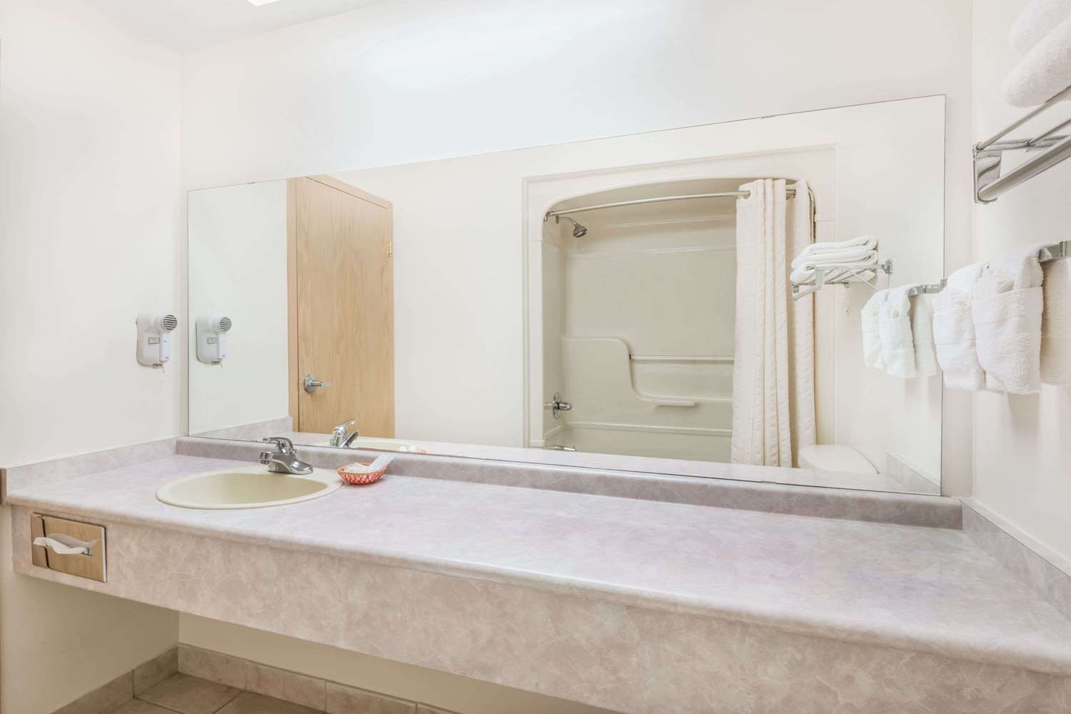 Super 8 by Wyndham Ambassador Bridge Windsor ON 28/28