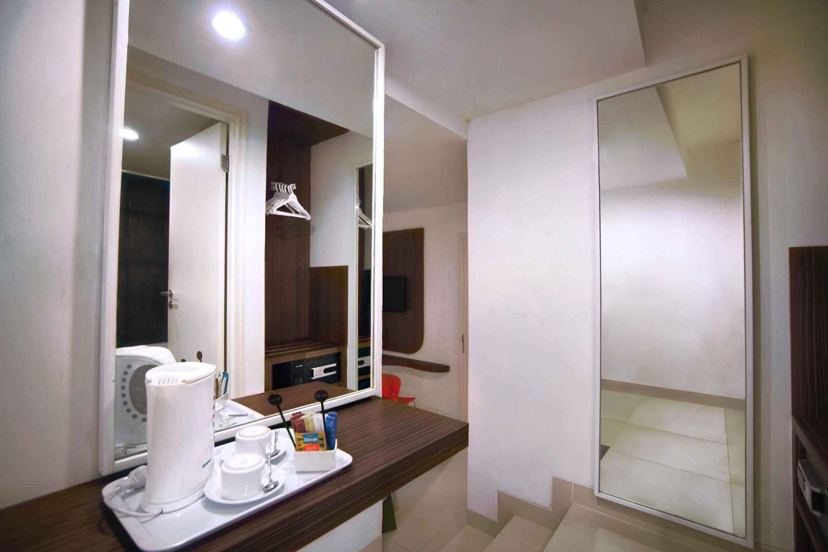Premier, King Bed, favehotel PGC Cililitan 5/6