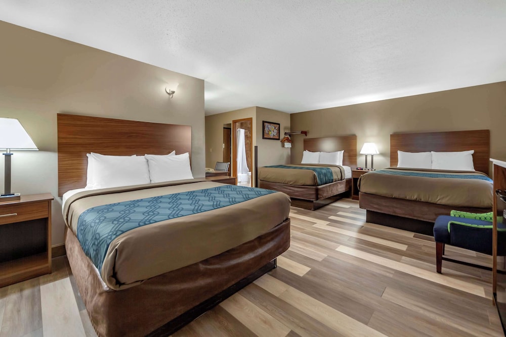 Econo Lodge Hays I-70 14/54