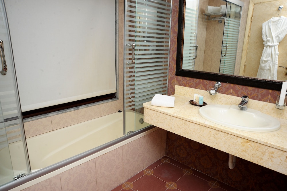 QUEENS SUITE HOTEL 59/61