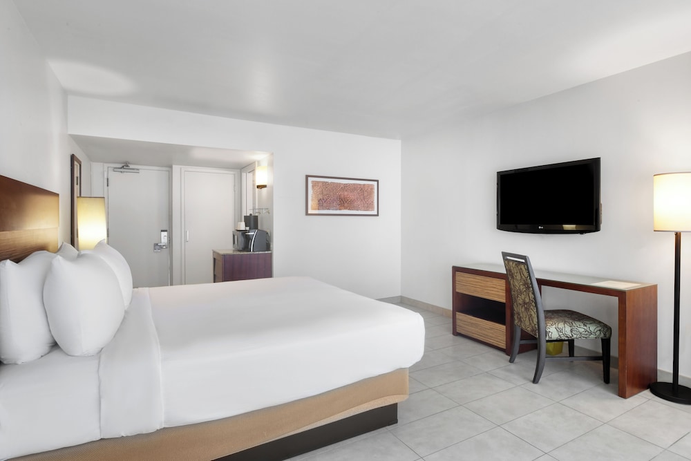 Lanai, King Bed, Pool Side
