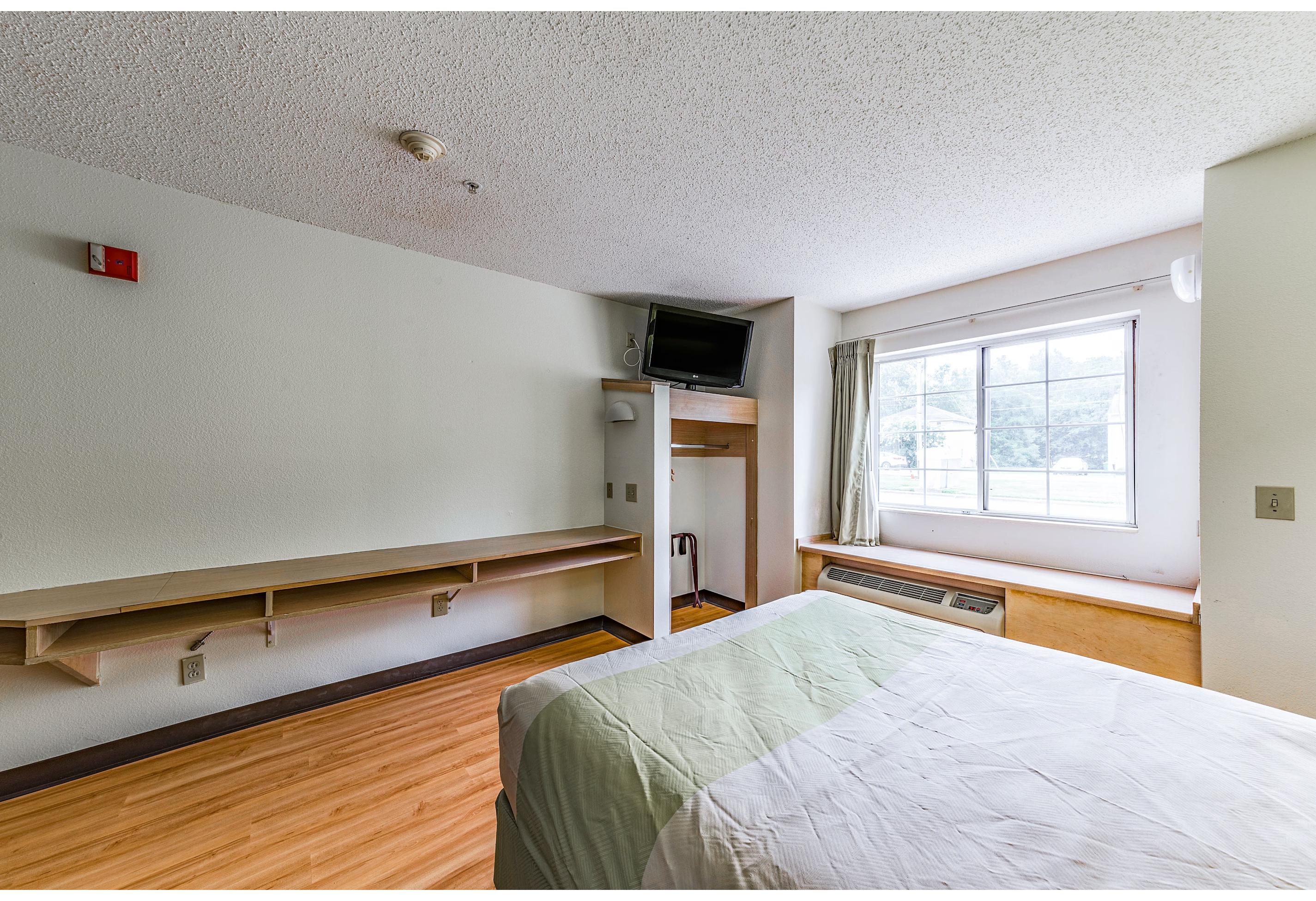 1 Queen Bed - Mobility Access Ri Shwr Nsmk