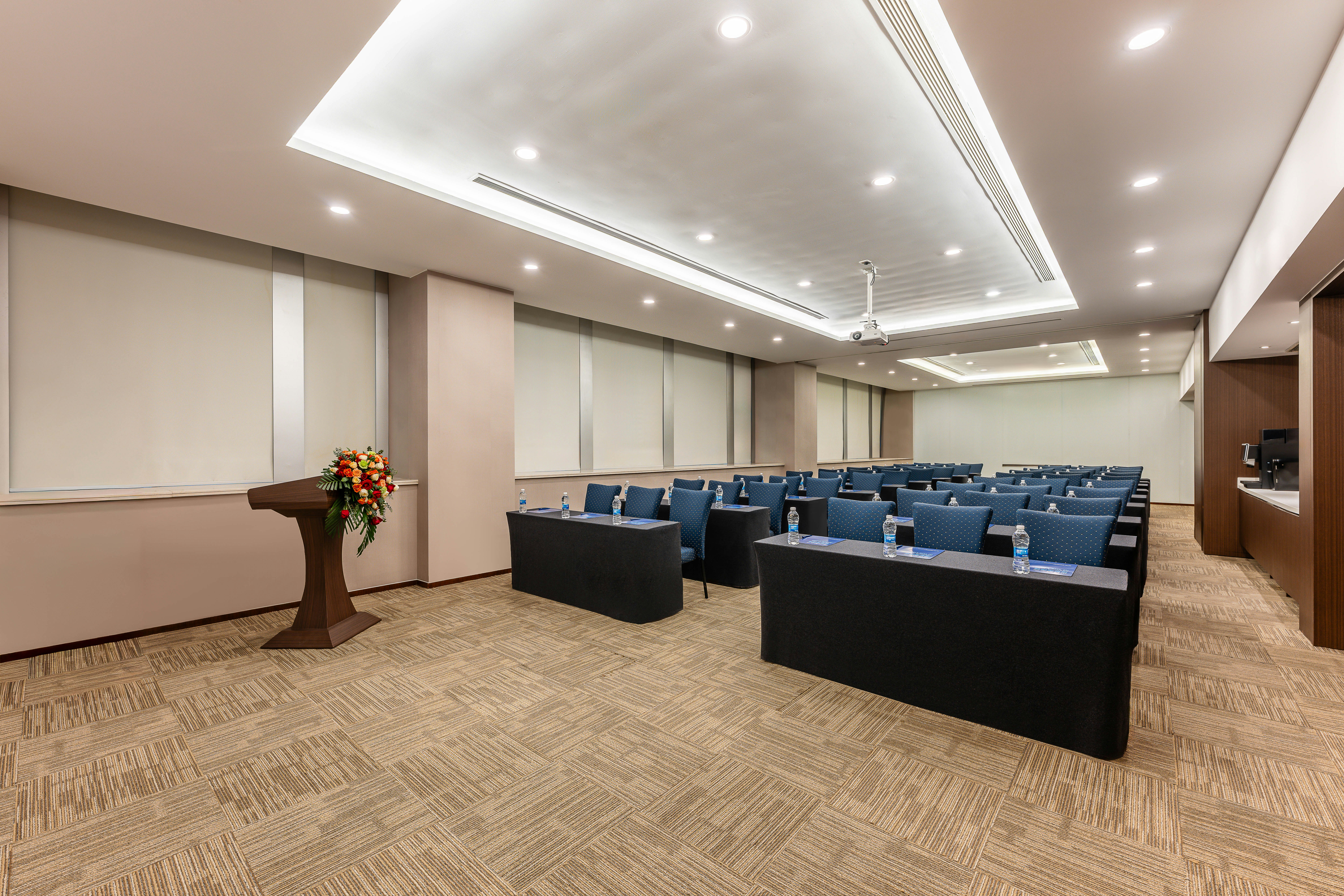 HOLIDAY INN EXPRESS SHANGHAI JINSHA 7/50