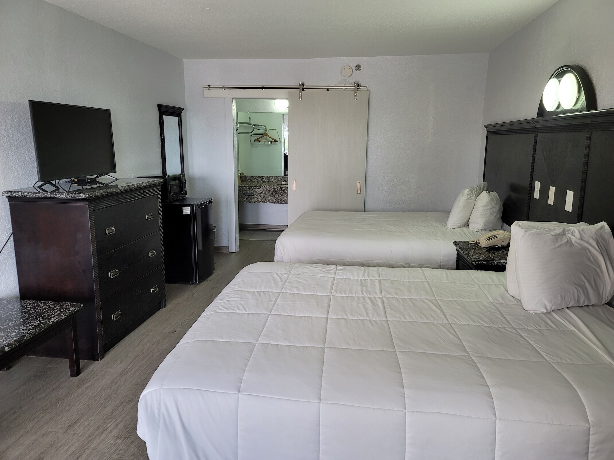 STANDARD, 2 QUEEN BEDS