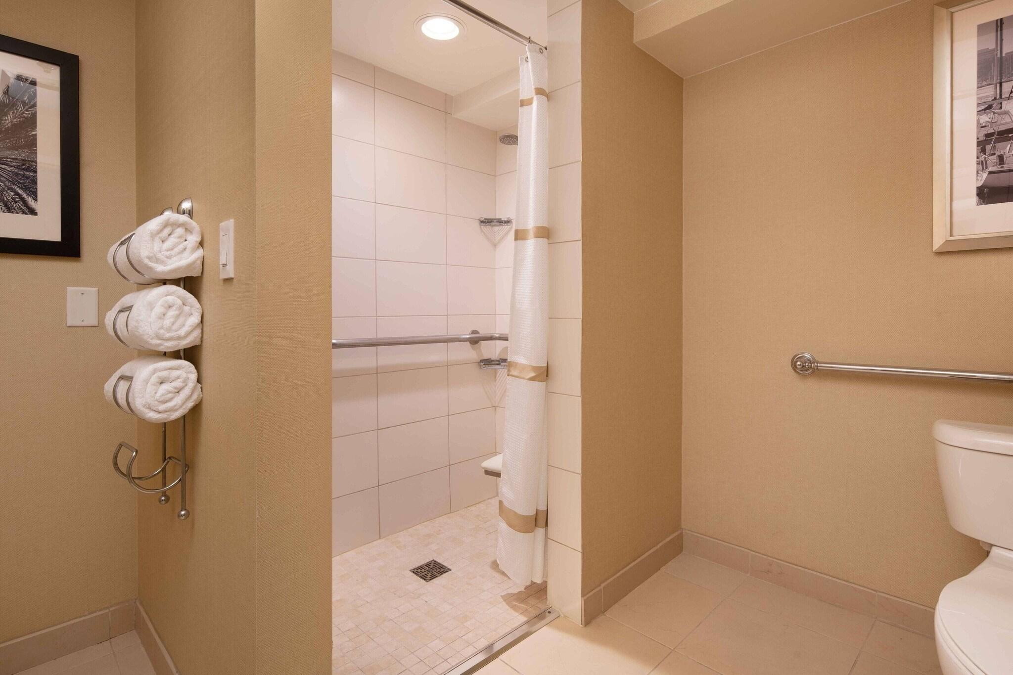 Suite, King Bed, Bay View، Marriott Newport Beach Bayview 3/4