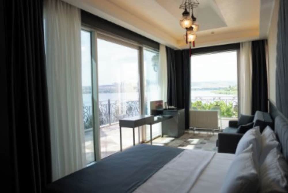 Kronos Hotel 25/39