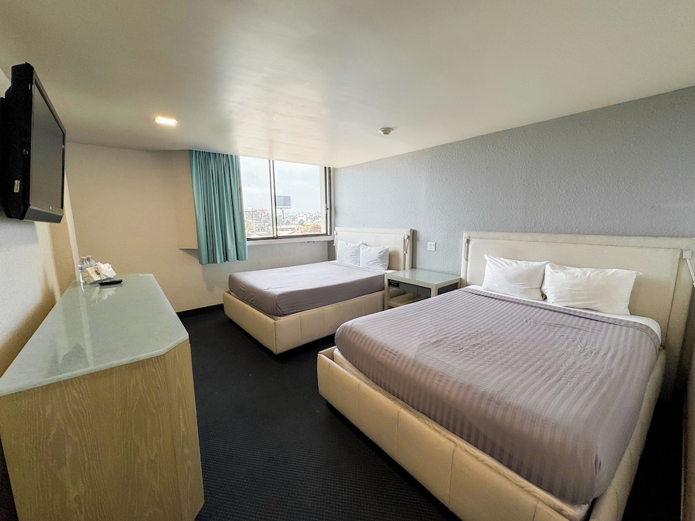 STANDARD, 2 QUEEN BEDS