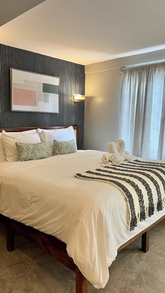 JUNIOR SUITE, KING BED, OCEAN VIEW, POOL DECK
