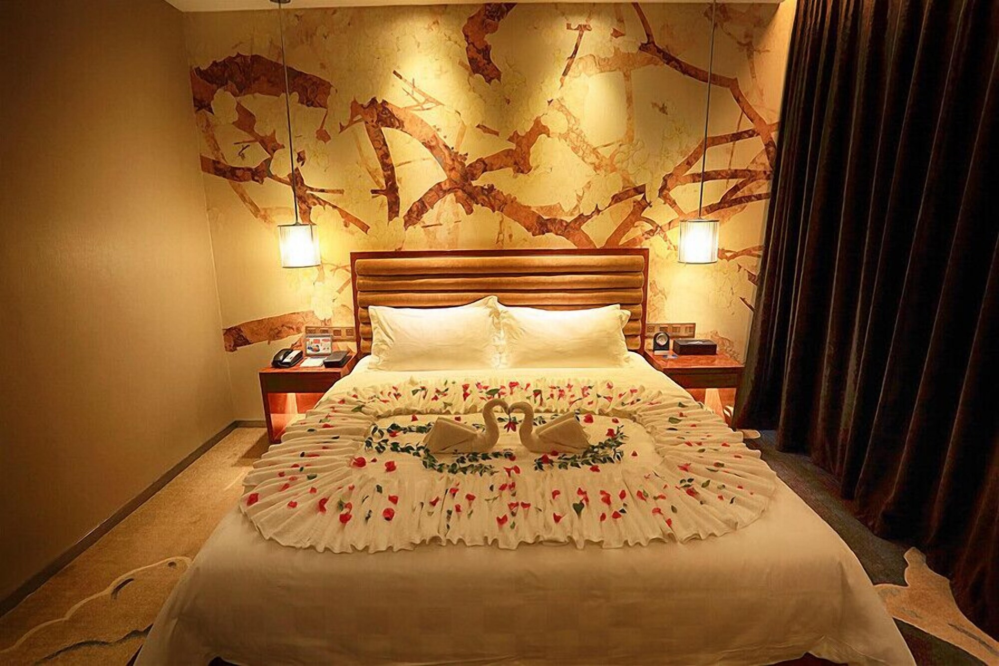 DELUXE, KING BED