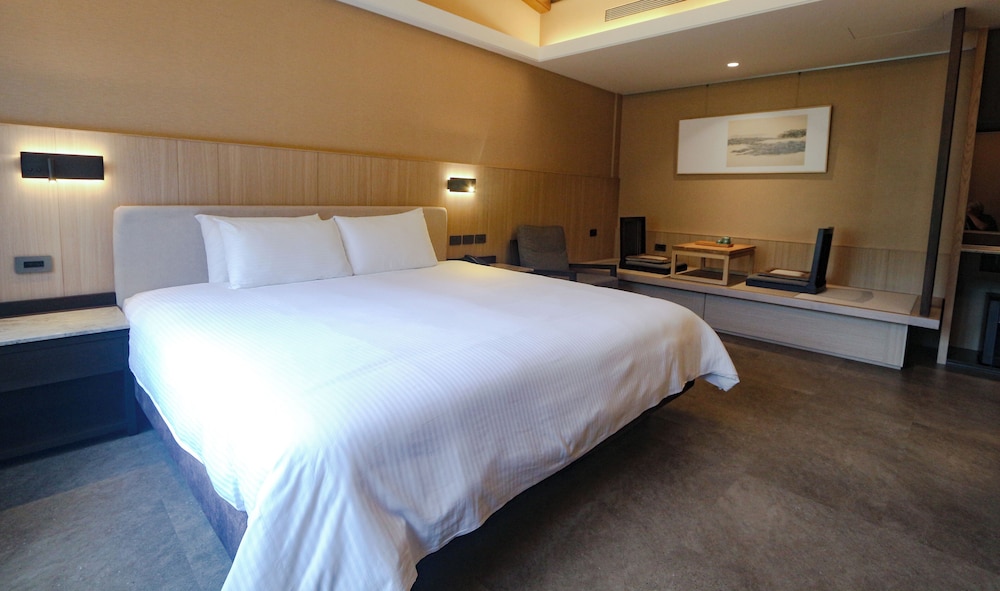 Senior, Queen Bed, Mountain View