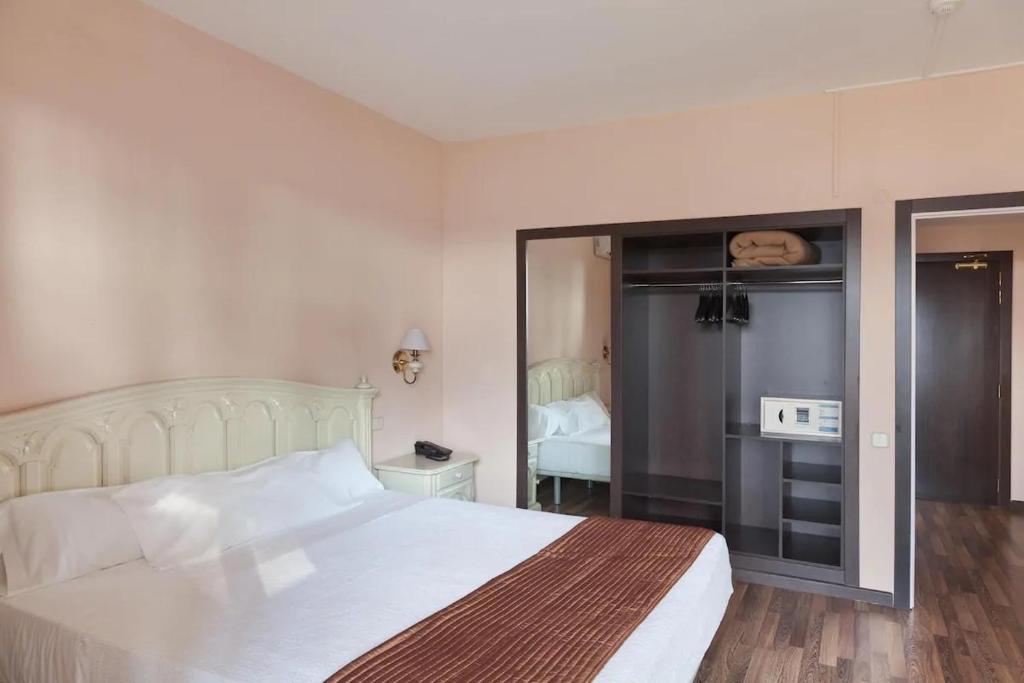 Standard 2+1, Hotel Roger de Flor by Seleqtta 2/6