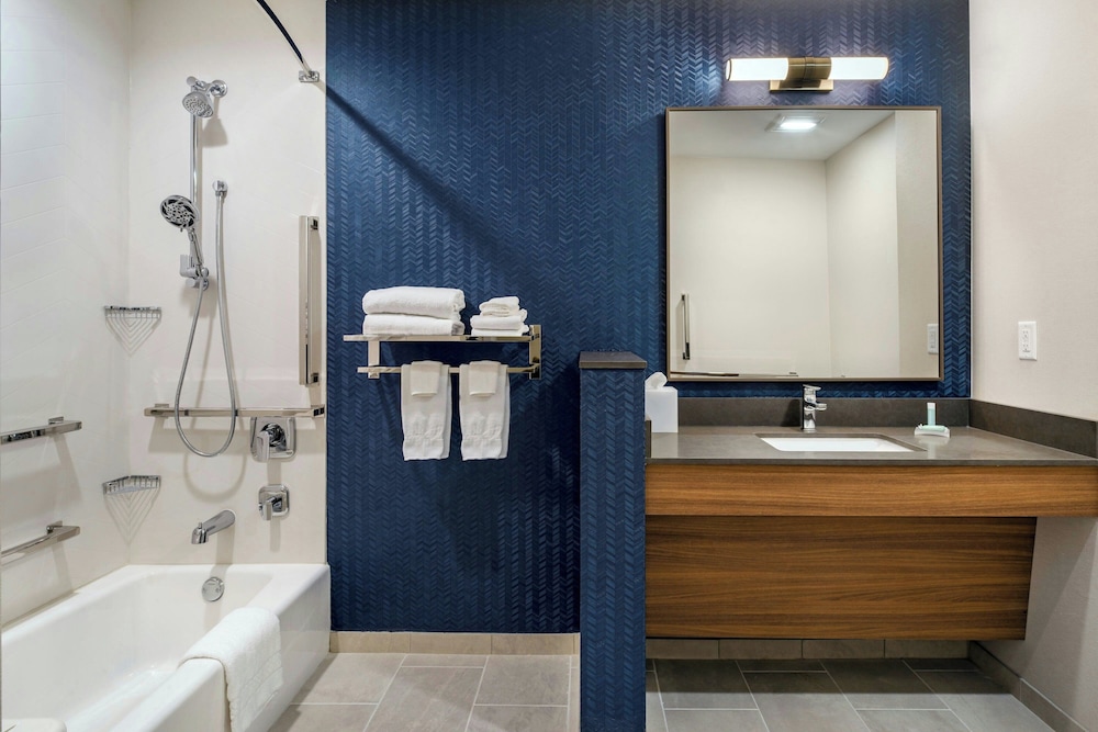 Fairfield by Marriott Inn & Suites Hanford 27/28