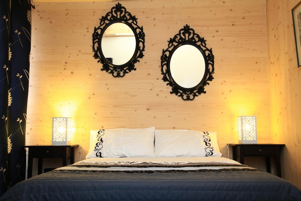 ROOM, DOUBLE BED