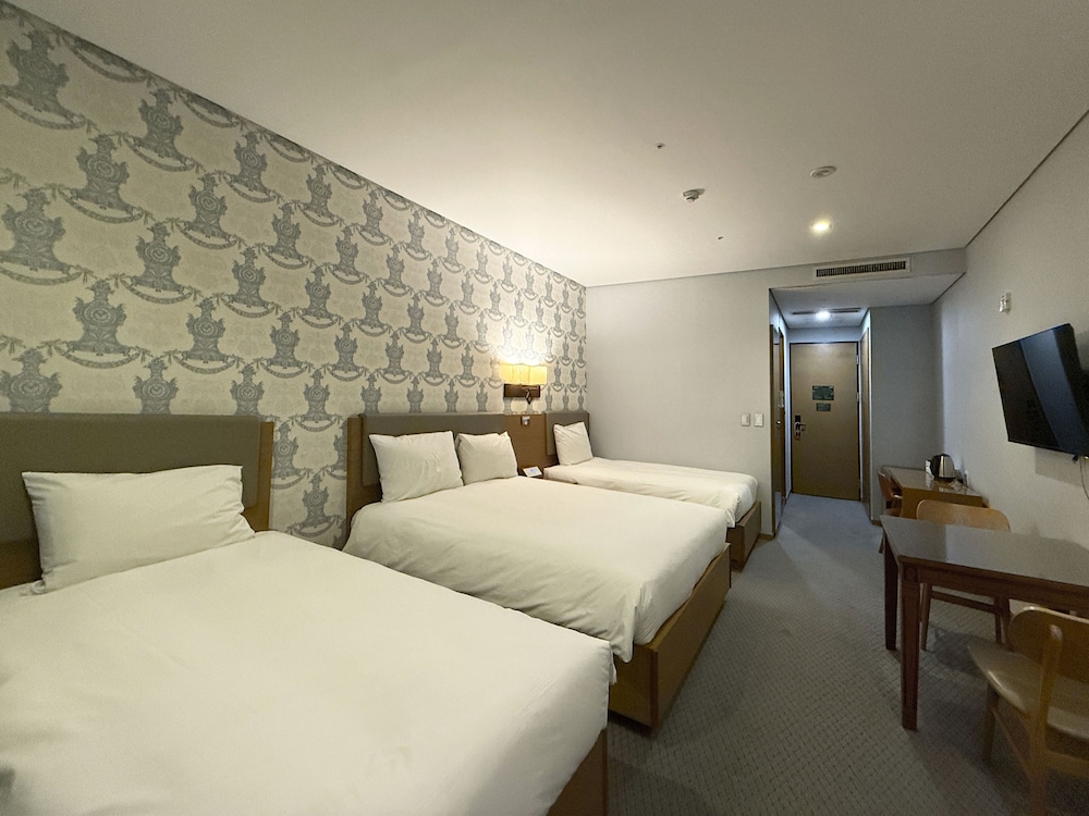 ROOM, TRIPLE, BATHTUB