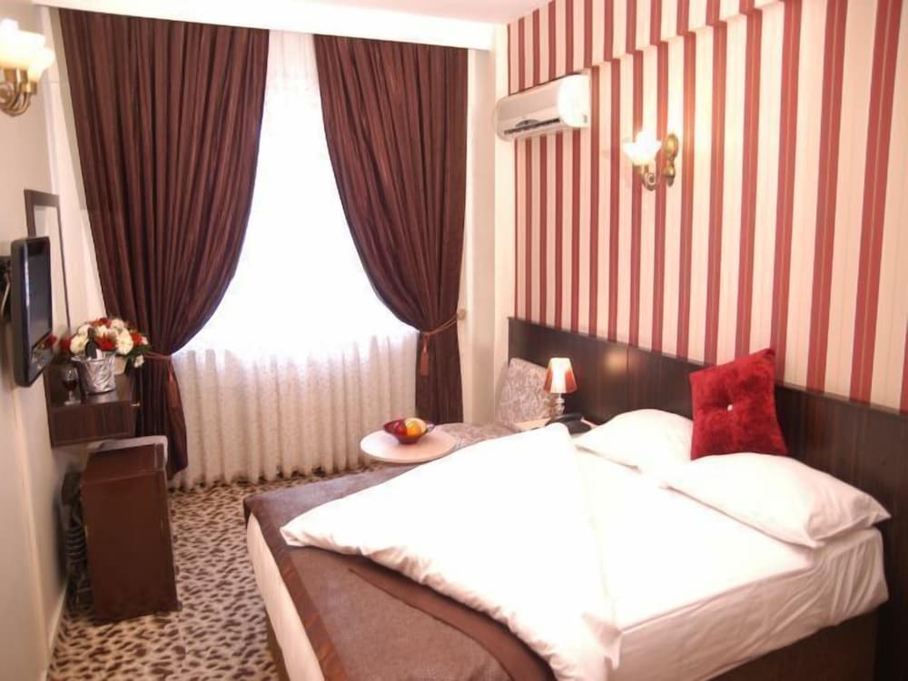 ROOM, SINGLE