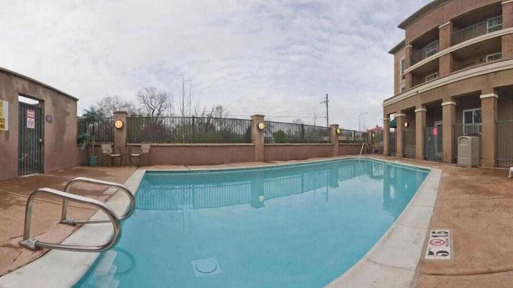 HOLIDAY INN EXPRESS WINDSOR SONOMA WINE COUNTRY 5/50