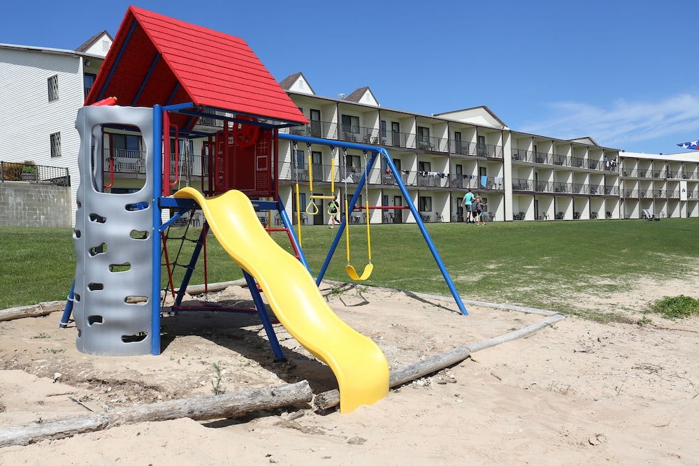 AmericInn by Wyndham Saint Ignace 30/56