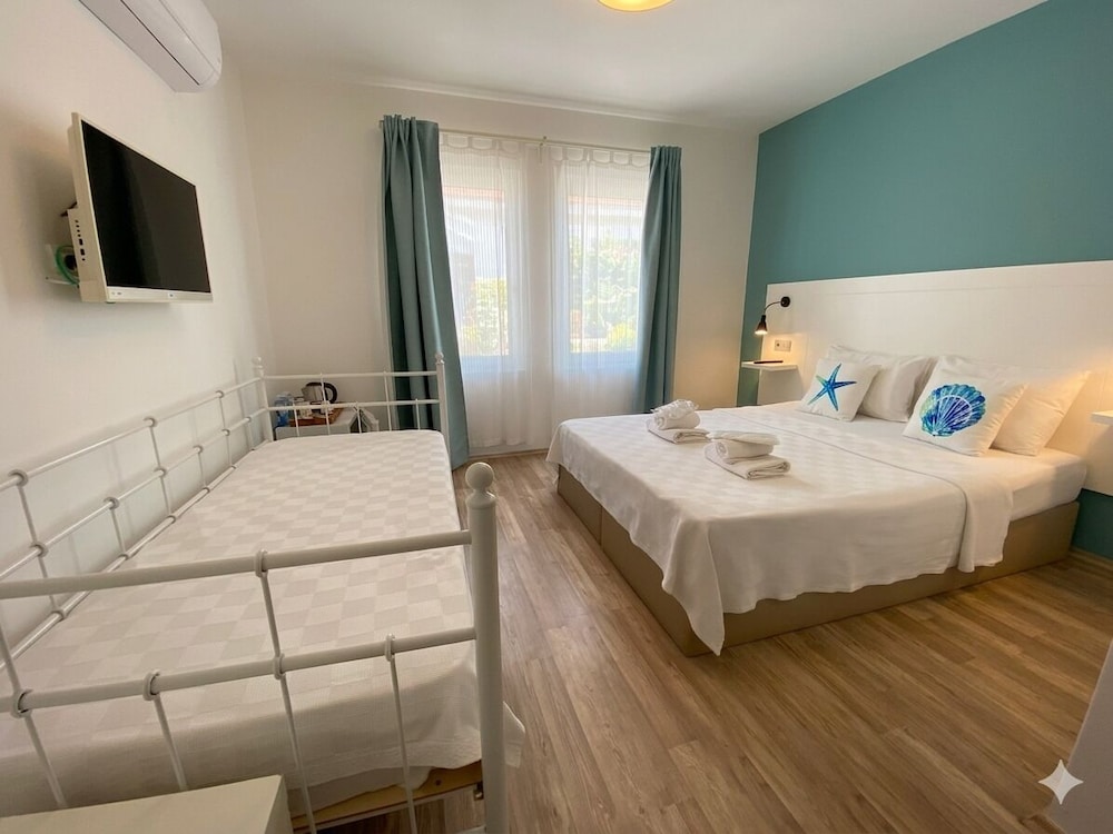 DELUXE, DOUBLE OR TWIN BED