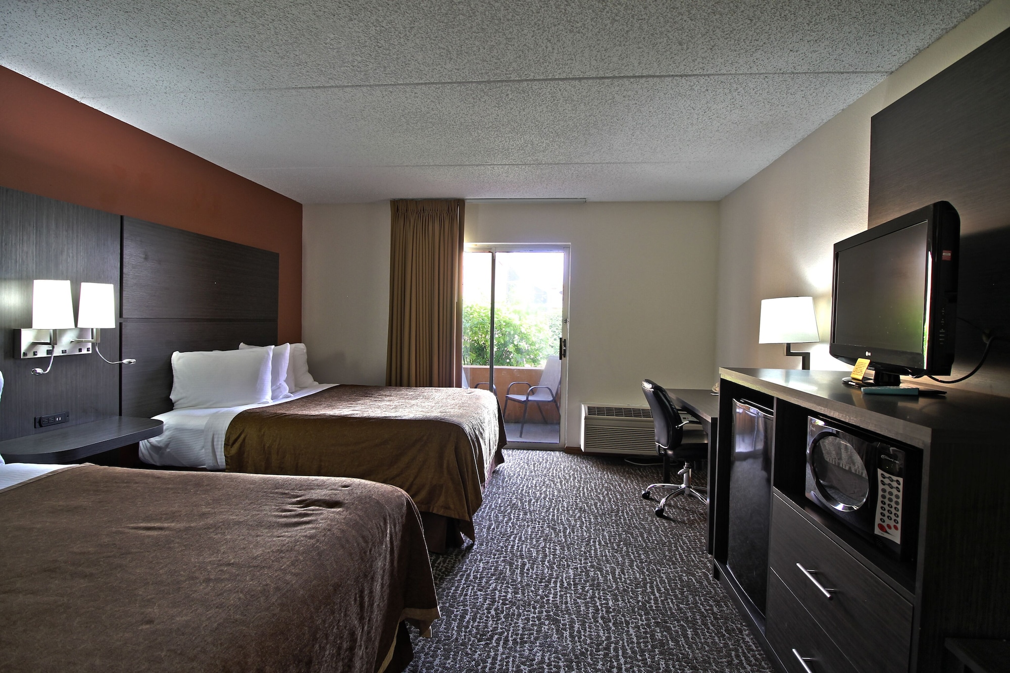 Premium, 2 Queen Beds, Courtyard View, Chicago Club Inn & Suites 5/10