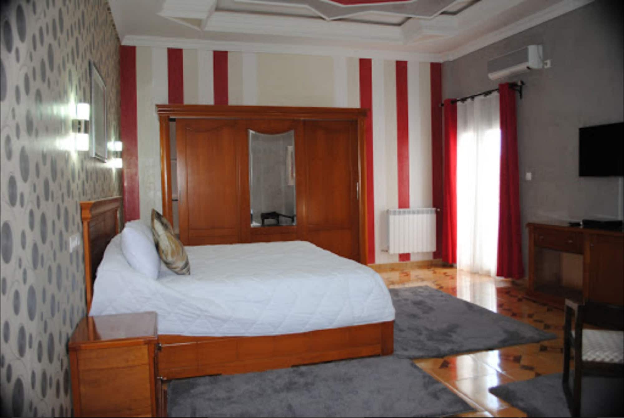 EXECUTIVE, SUITE