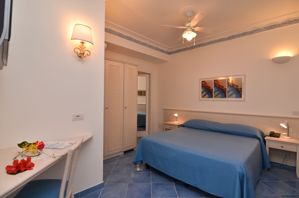 جناح رومانسي بسريرين كوين بإطلالة على البحر بغرفتي نوم مع أريكة، Aurora Hotel & Suites Sul Mare 3/4