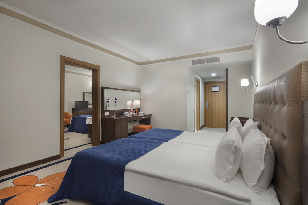 Pine Beach Hotel 22/73
