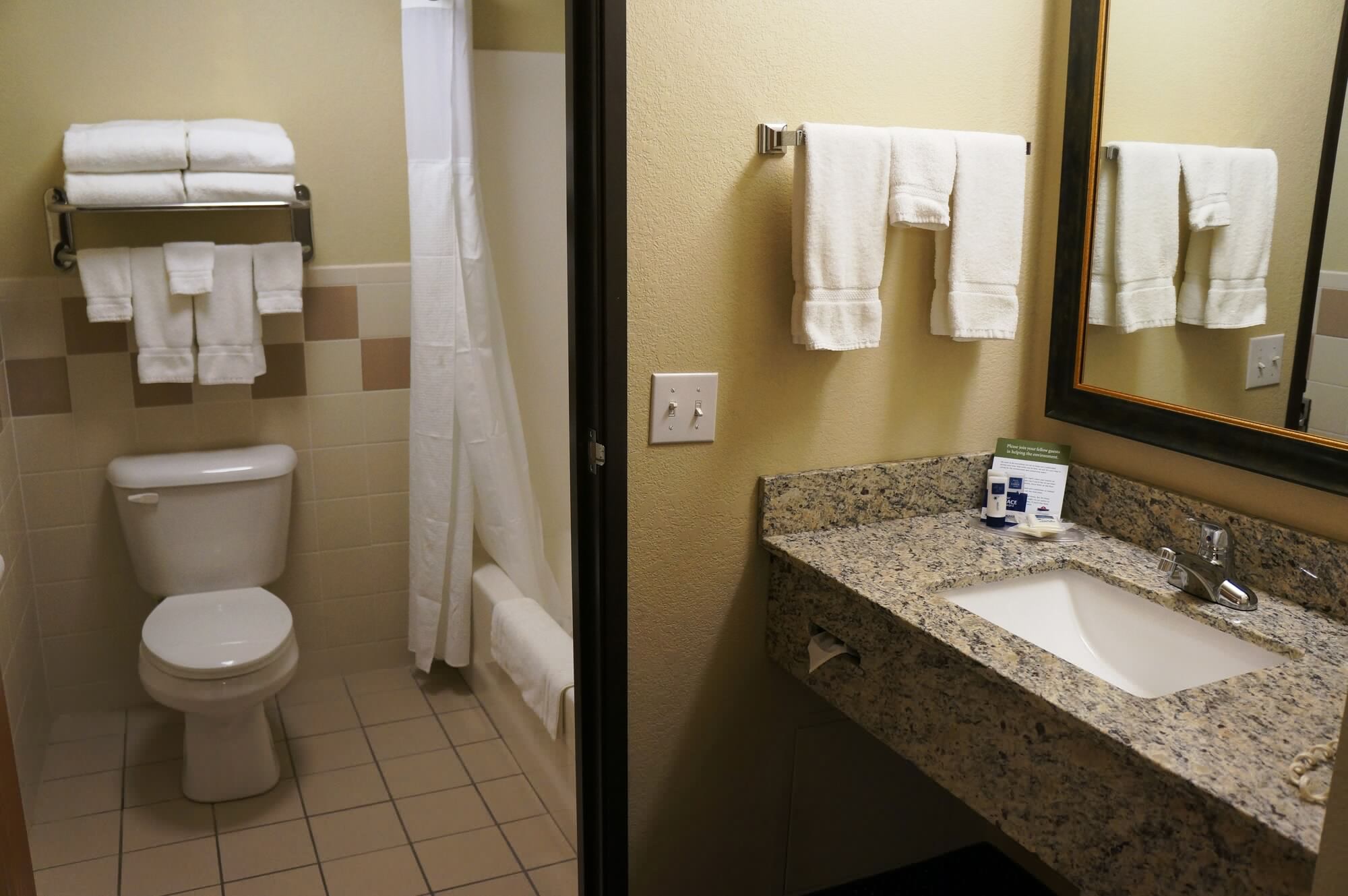 غرفة بسرير كينج، AmericInn by Wyndham Fort Dodge 3/4