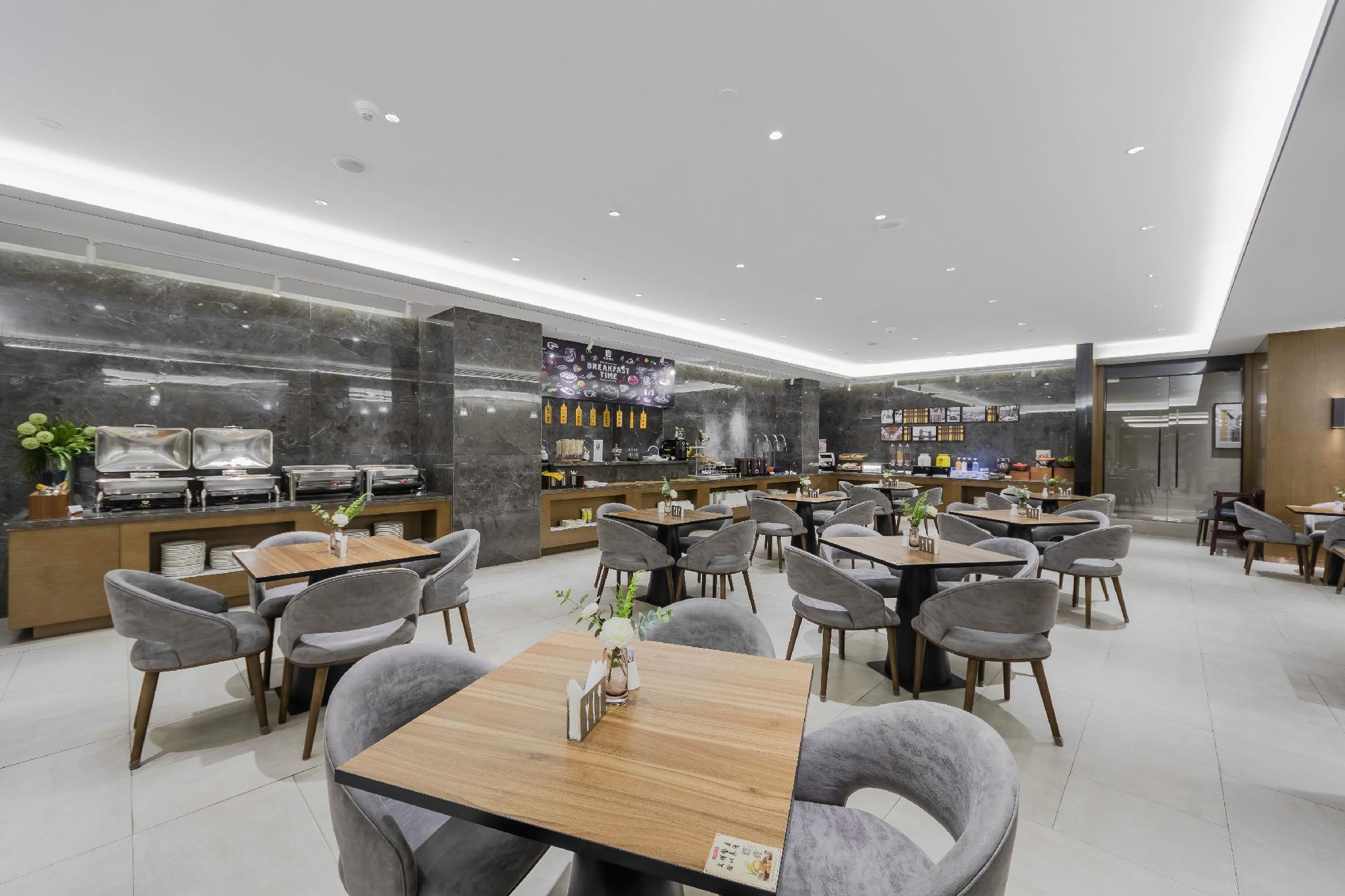 Home Inn Plus (Wuxi Zhongshan Road Shenglimen Metro Station) 54/57