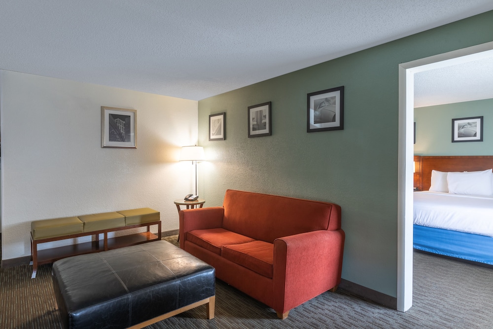Days Inn by Wyndham Greenville SC 17/23