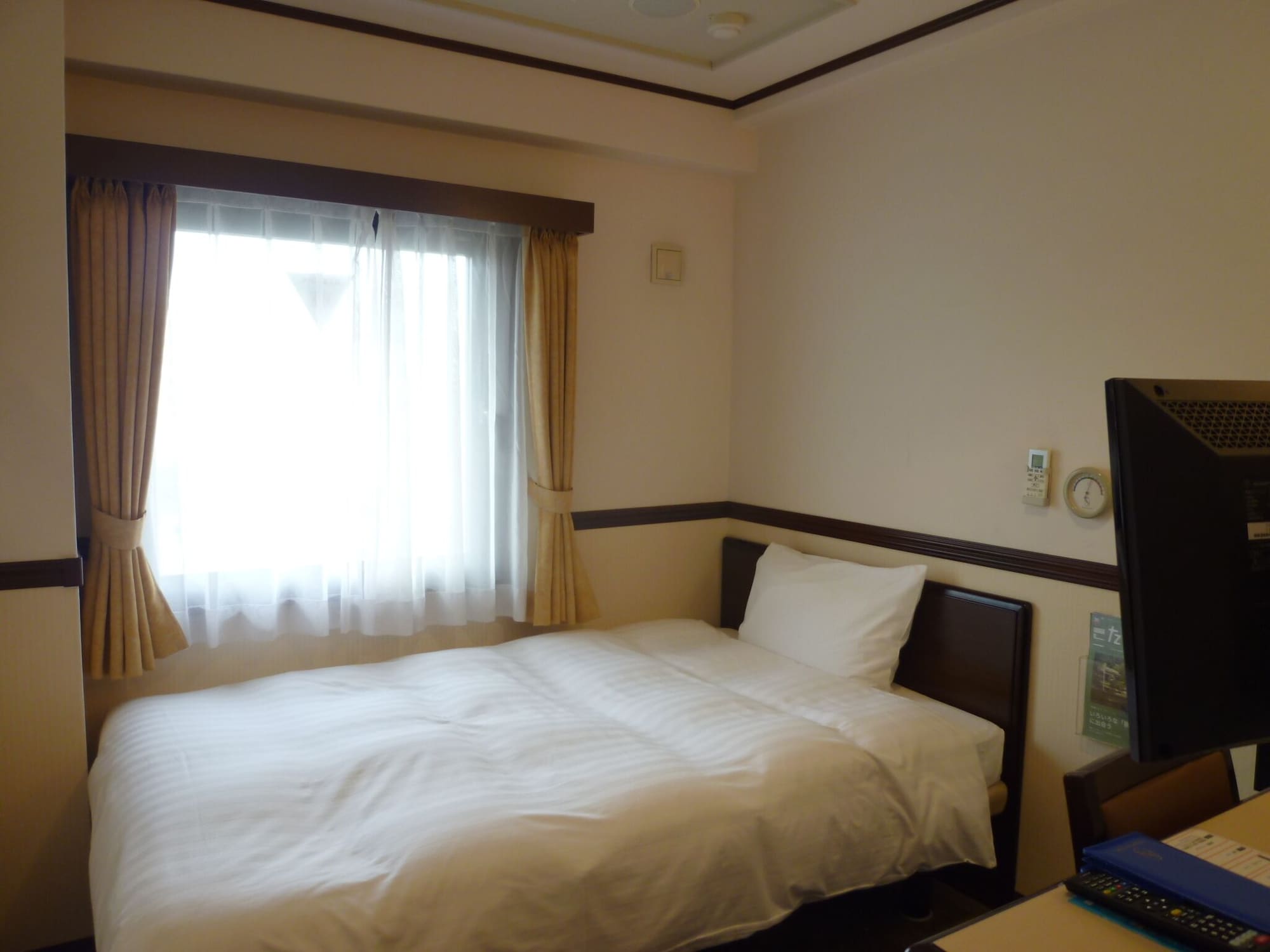 ECONOMY, DOUBLE BED, SMOKING