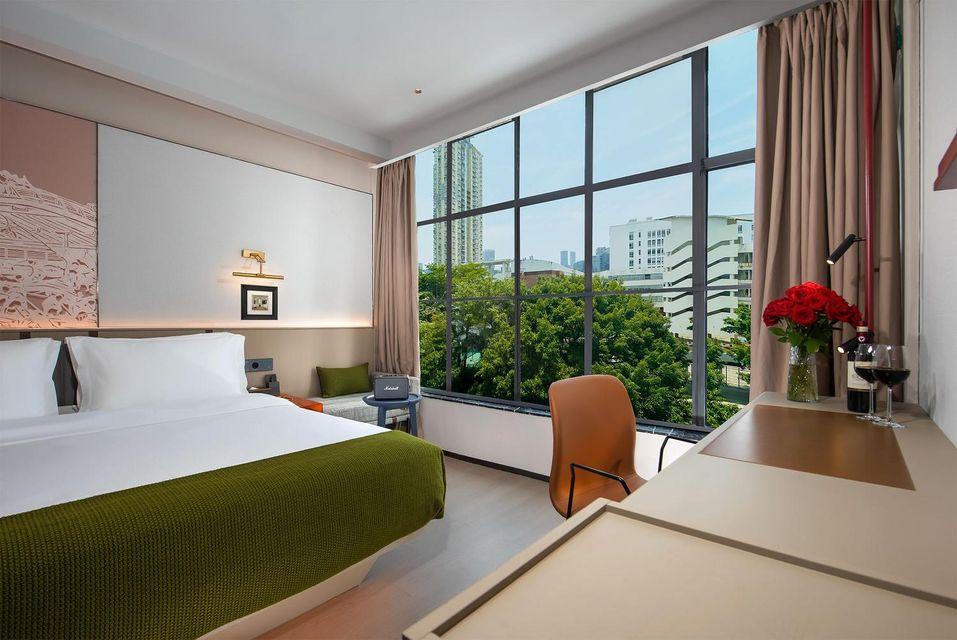 Boutique, Queen Bed