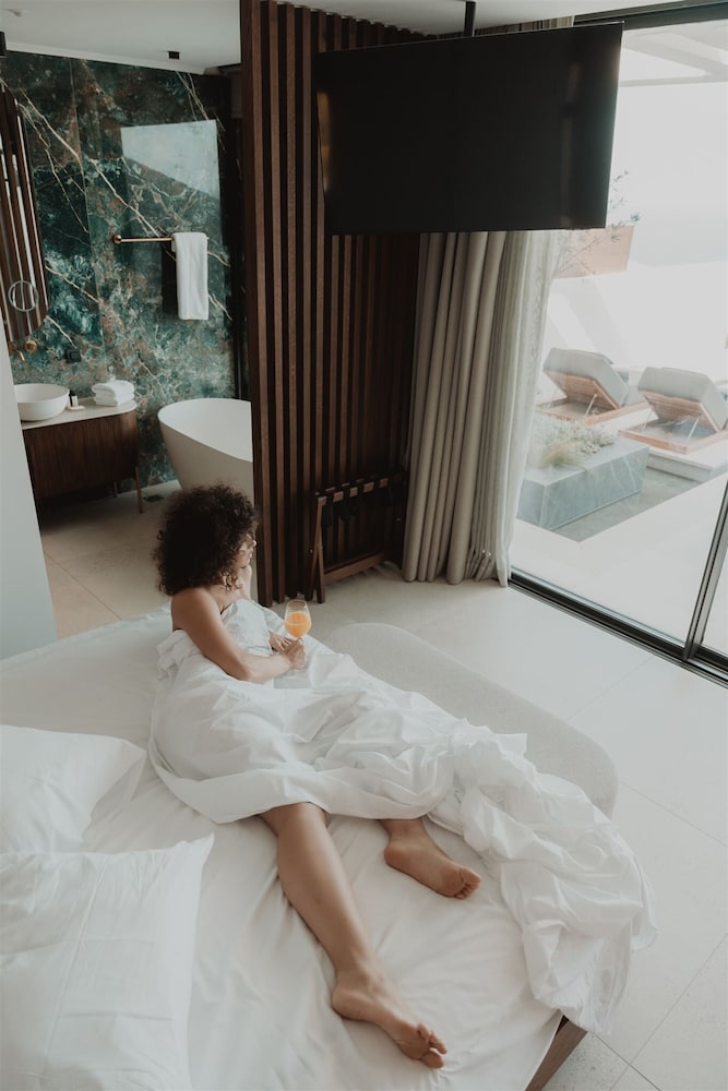 Cave, Suite, King Bed, Garden View, Private Pool