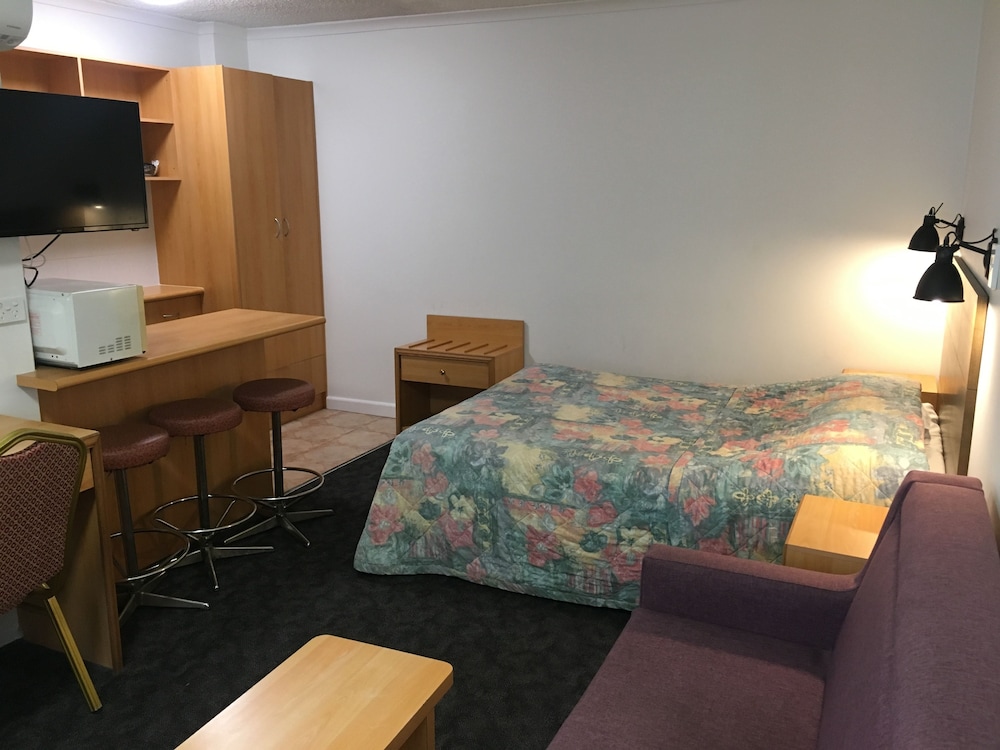 Edgecliff Lodge Motel 19/67