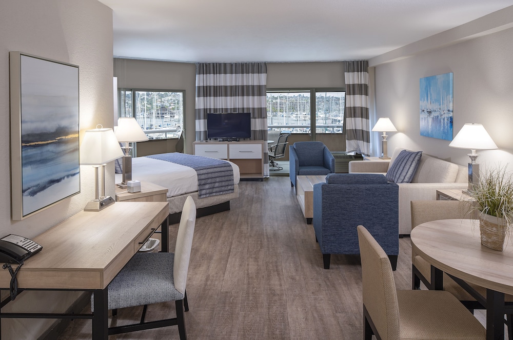 Bay Club Hotel & Marina 43/65