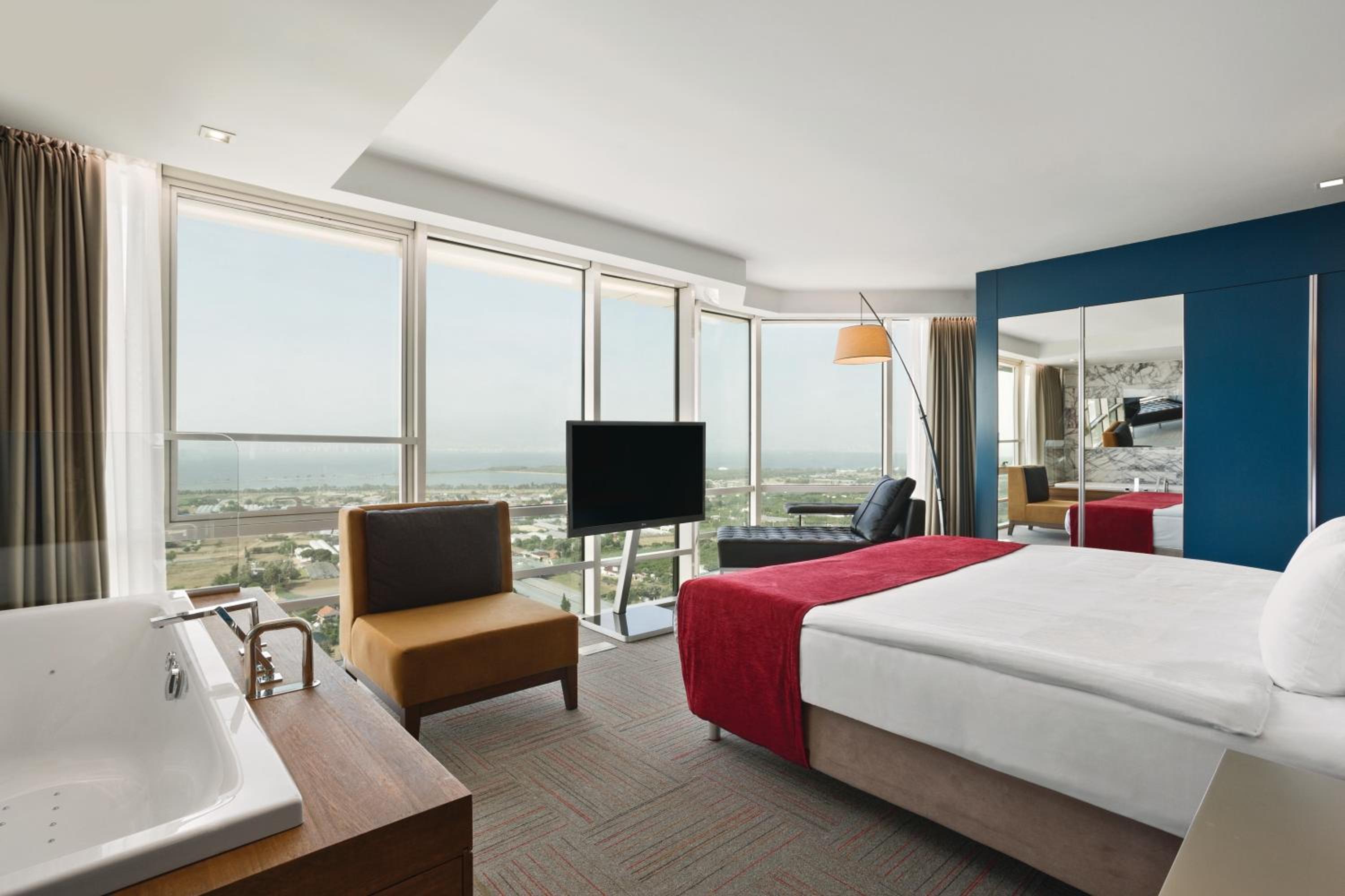 جناح بسرير كينج بإطلالة على البحر، Ramada Encore by Wyndham Izmir 2/5