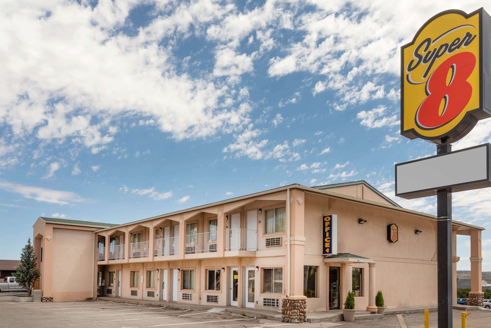 Super 8 by Wyndham Evanston 6/36