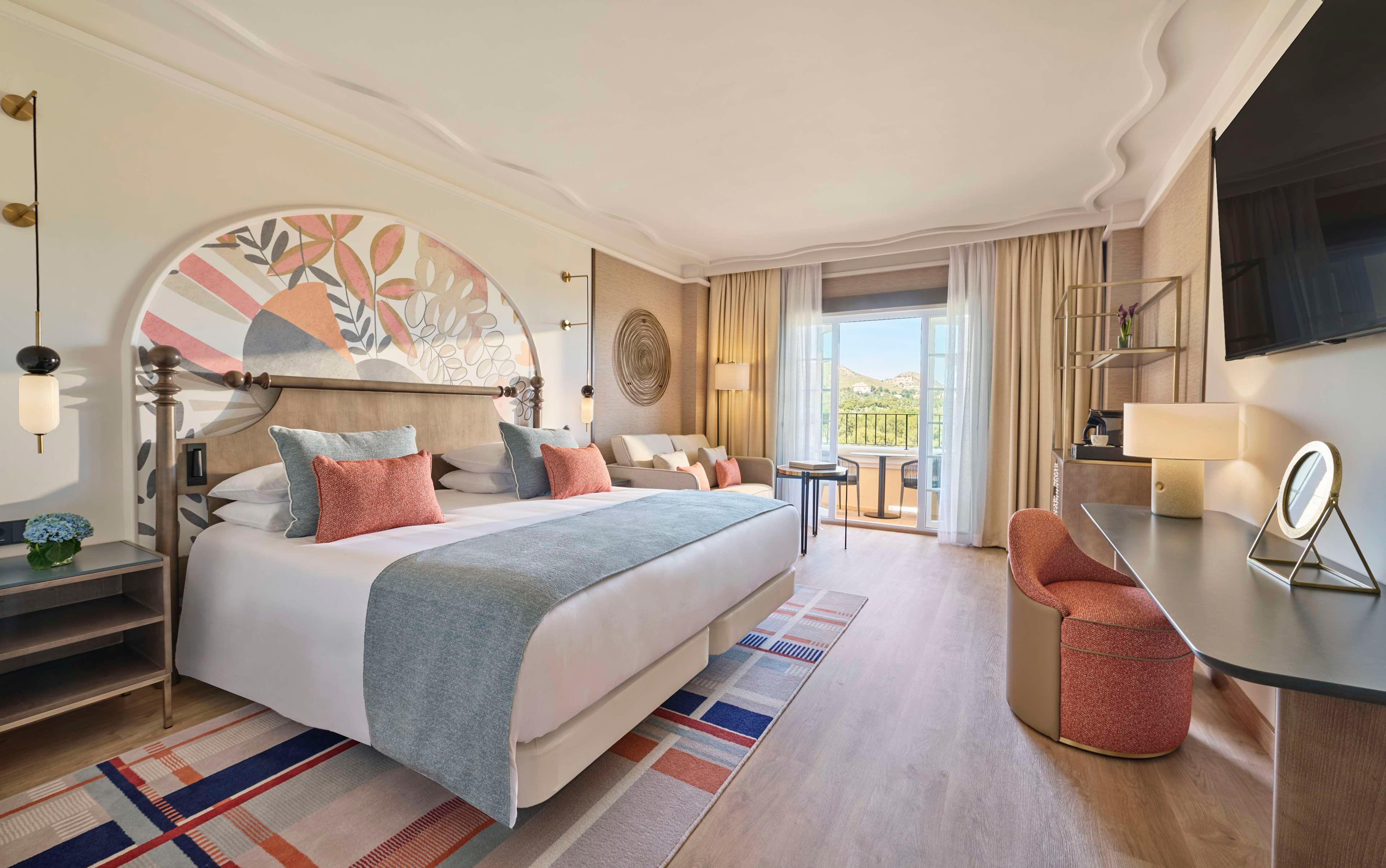 Room, King Bed, Golf Course View, Balcony 2/5