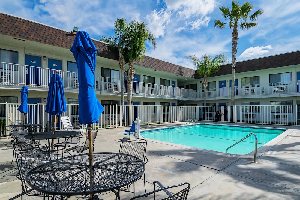 Motel6 Lost Hills, CA 6/46