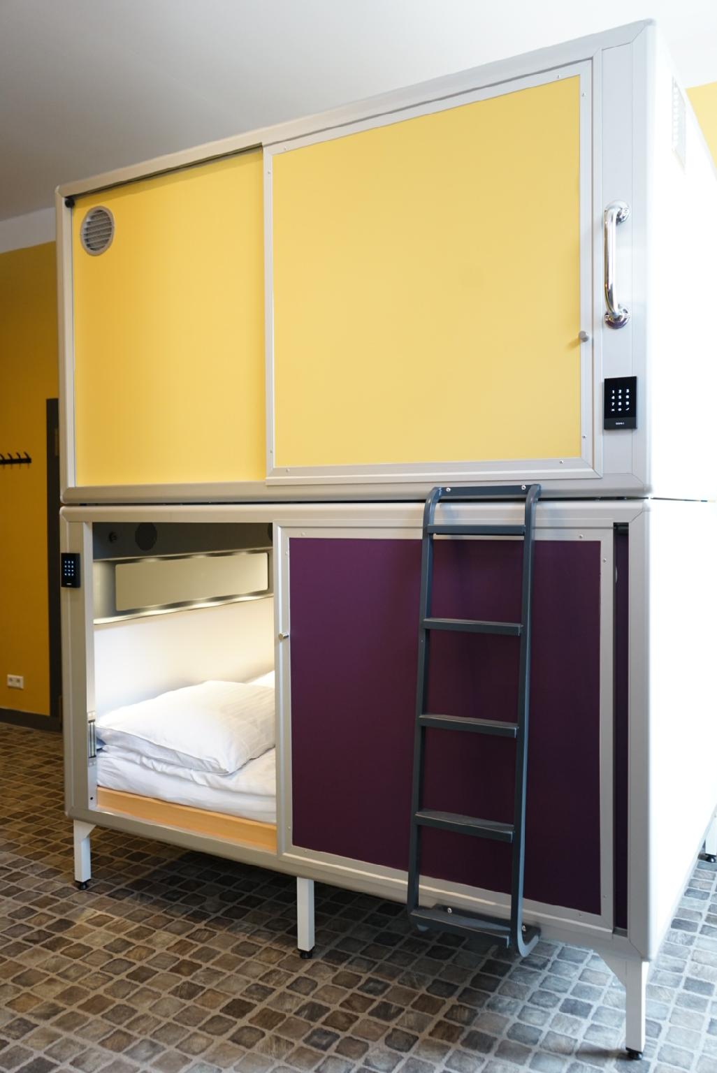 Capsule, Queen Bed, Shared Bathroom