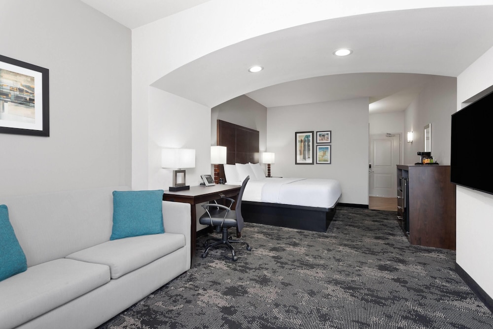 La Quinta Inn & Suites by Wyndham Columbus - Edinburgh 11/59
