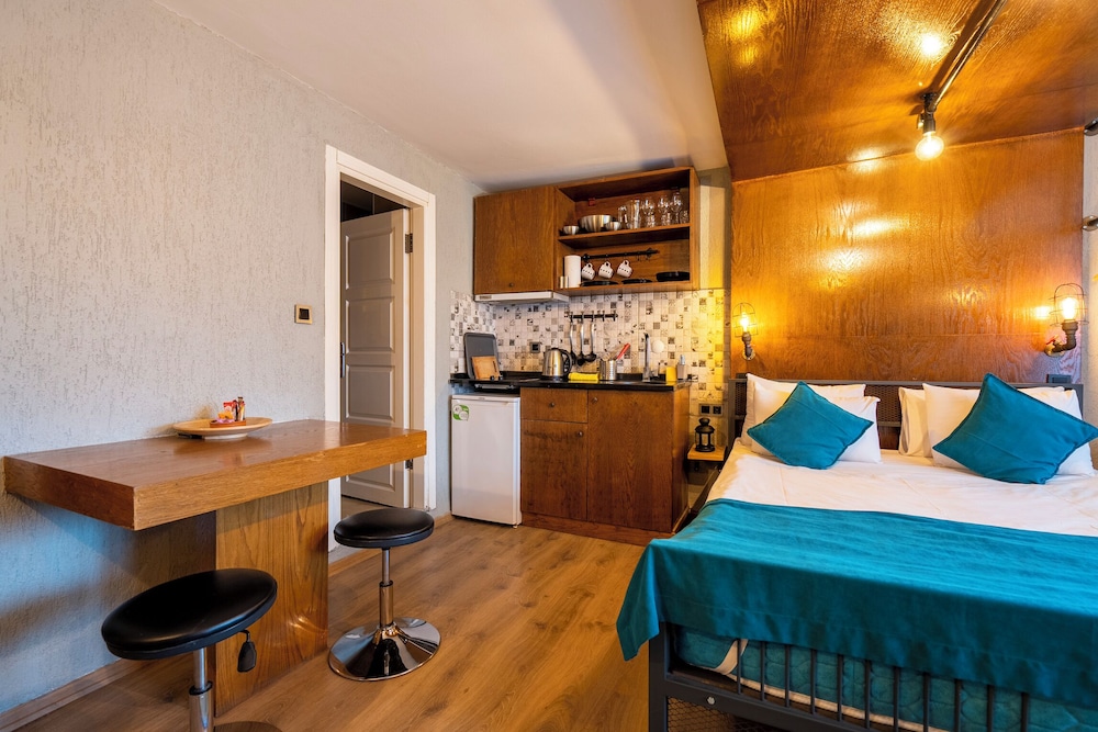 Cube Suites 8/100