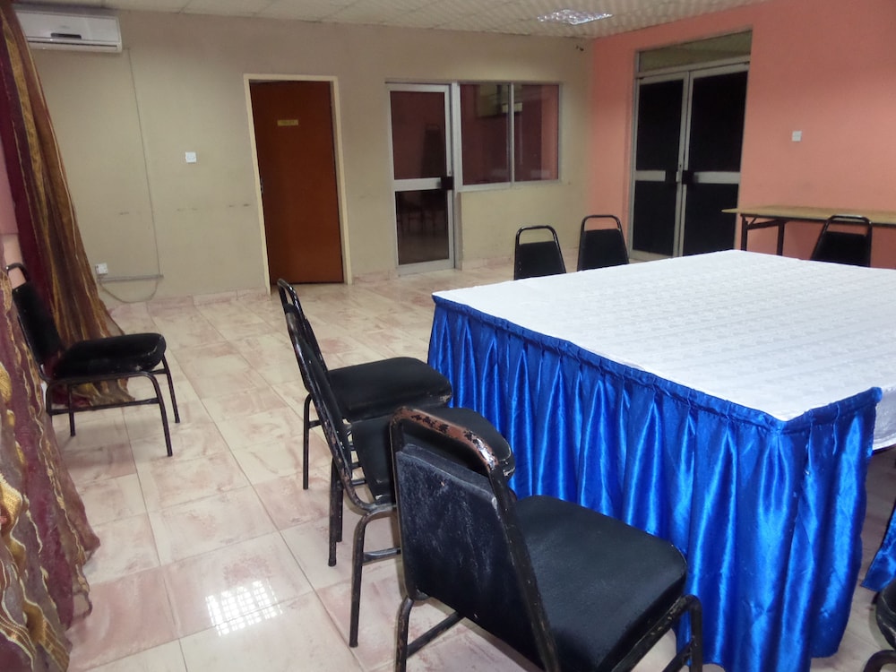 Excellence Hotel 34/39