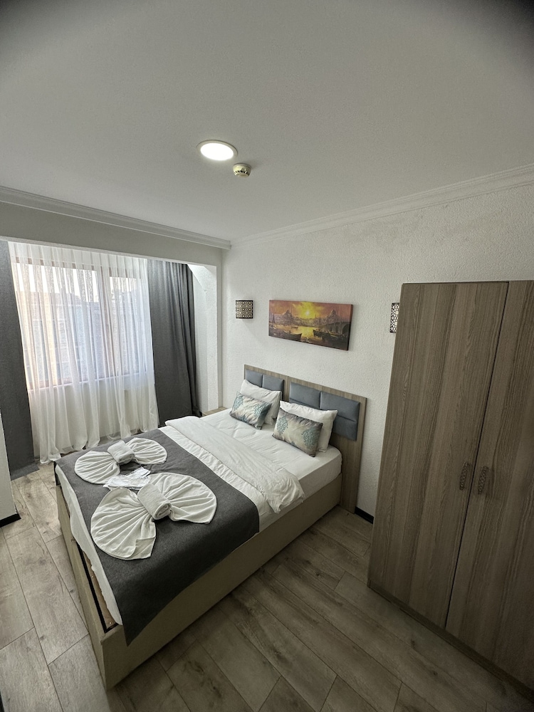 ROOM, DOUBLE BED
