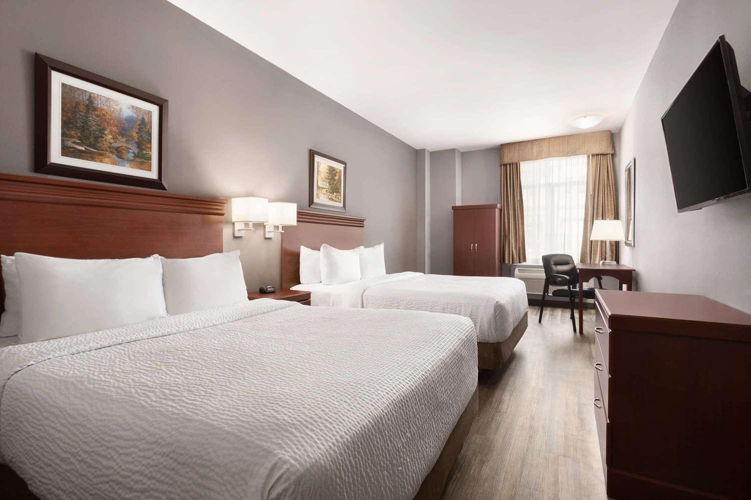 Signature Inn & Suites Hamilton 10/20